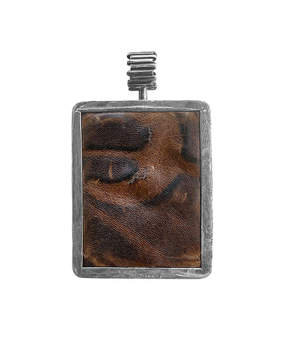 Rechteckiger Anhänger Türkis Cabochon Leder Braun Zackenfassung gehämmert 925 Sterling Silber Unisex Unikat Rückseite