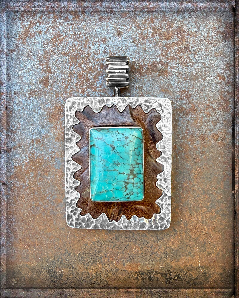 Rechteckiger Anhänger Türkis Cabochon Leder Braun Zackenfassung gehämmert Sterling Silber Unisex Unikat