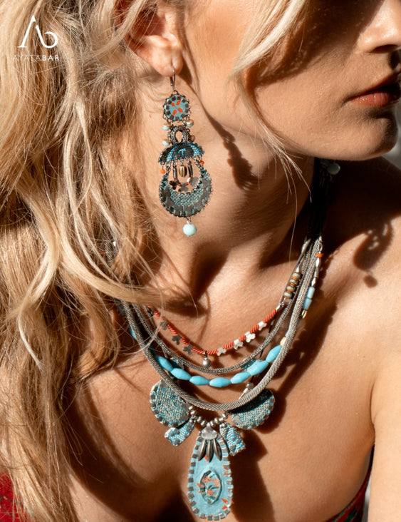 Ayala Bar Statement Boho Ohrringe Multicolor Blautöne Textil Steine Perlen Hip-Collection Model