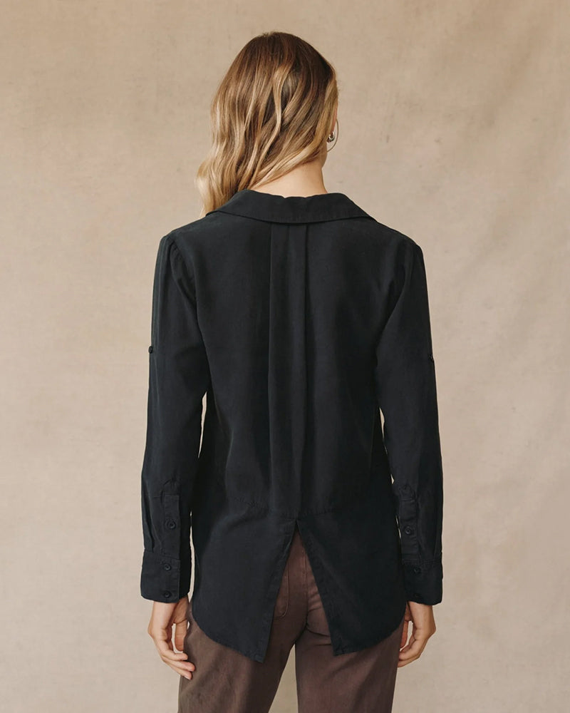 Bella Dahl Bluse Split Back Button Down Soft Touch Tencel Lyocell Vinted Black Wash Schwarz Model Rückseite