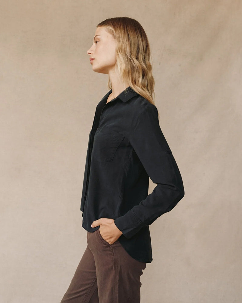 Bella Dahl Bluse Split Back Button Down Soft Touch Tencel Lyocell Vinted Black Wash Schwarz Model Seitlich