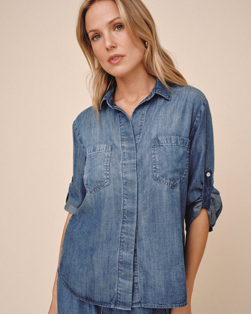 Bella Dahl Denim-Look Bluse Split Back Button Down Soft Touch Tencel Lyocell Shadow Blue Wash Jeans Model 2