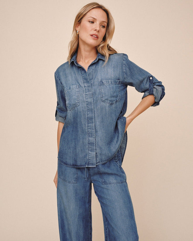 Bella Dahl Denim-Look Bluse Split Back Button Down Soft Touch Tencel Lyocell Shadow Blue Wash Jeans Model 3