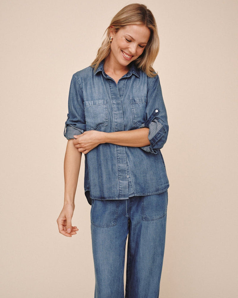 Bella Dahl Denim-Look Bluse Split Back Button Down Soft Touch Tencel Lyocell Shadow Blue Wash Jeans Model 4