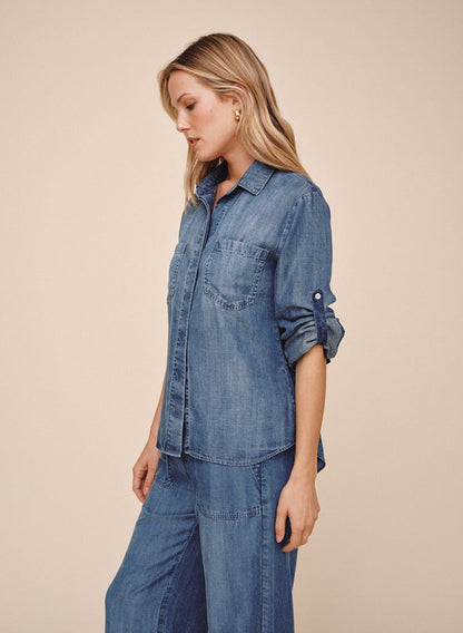 Bella Dahl Denim-Look Bluse Split Back Button Down Soft Touch Tencel Lyocell Shadow Blue Wash Jeans Model Seitlich