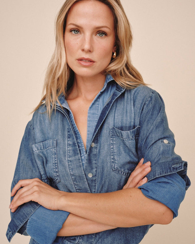 Bella Dahl Denim-Look Bluse Split Back Button Down Soft Touch Tencel Lyocell Shadow Blue Wash Jeans Model