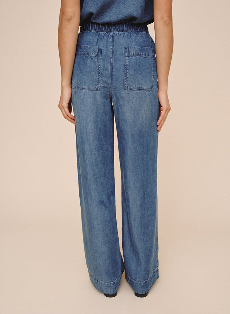 Bella Dahl Denim-Look Hose Wide-Leg Shadow Blue Wash 100 % Lyocell Elastischer Bund Kordelzug Fronttaschen Model Rückseite
