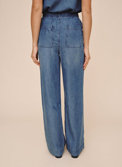 Bella Dahl Denim-Look Hose Wide-Leg Shadow Blue Wash 100 % Lyocell Elastischer Bund Kordelzug Fronttaschen Model Rückseite
