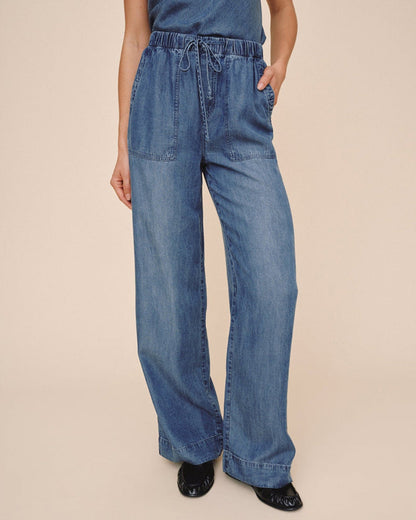 Bella Dahl Denim-Look Hose Wide-Leg Shadow Blue Wash 100 % Lyocell Elastischer Bund Kordelzug Fronttaschen Model Detail