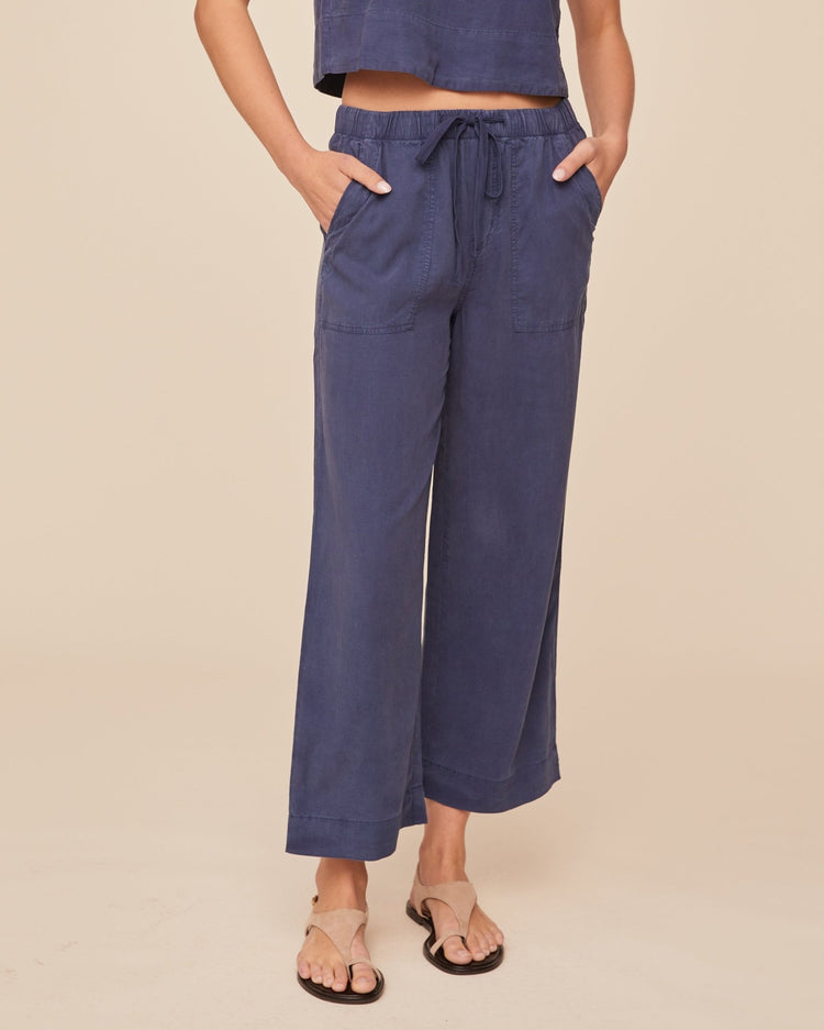 Bella Dahl Hose Lyocell Navy Model 2
