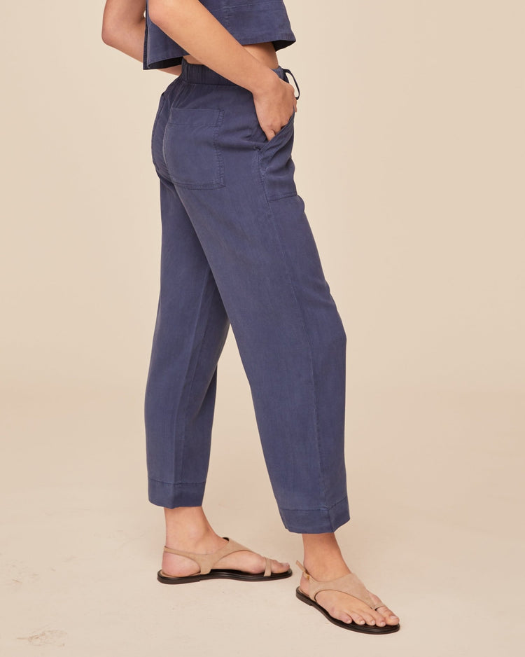 Bella Dahl Hose Lyocell Navy Model 3
