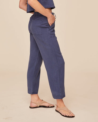 Bella Dahl Hose Lyocell Navy Model 3
