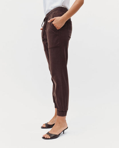 Bella Dahl Hose Pocket Jogger Soft Touch TENCEL™ Mix Chestnut Brown Braun Model Seitlich