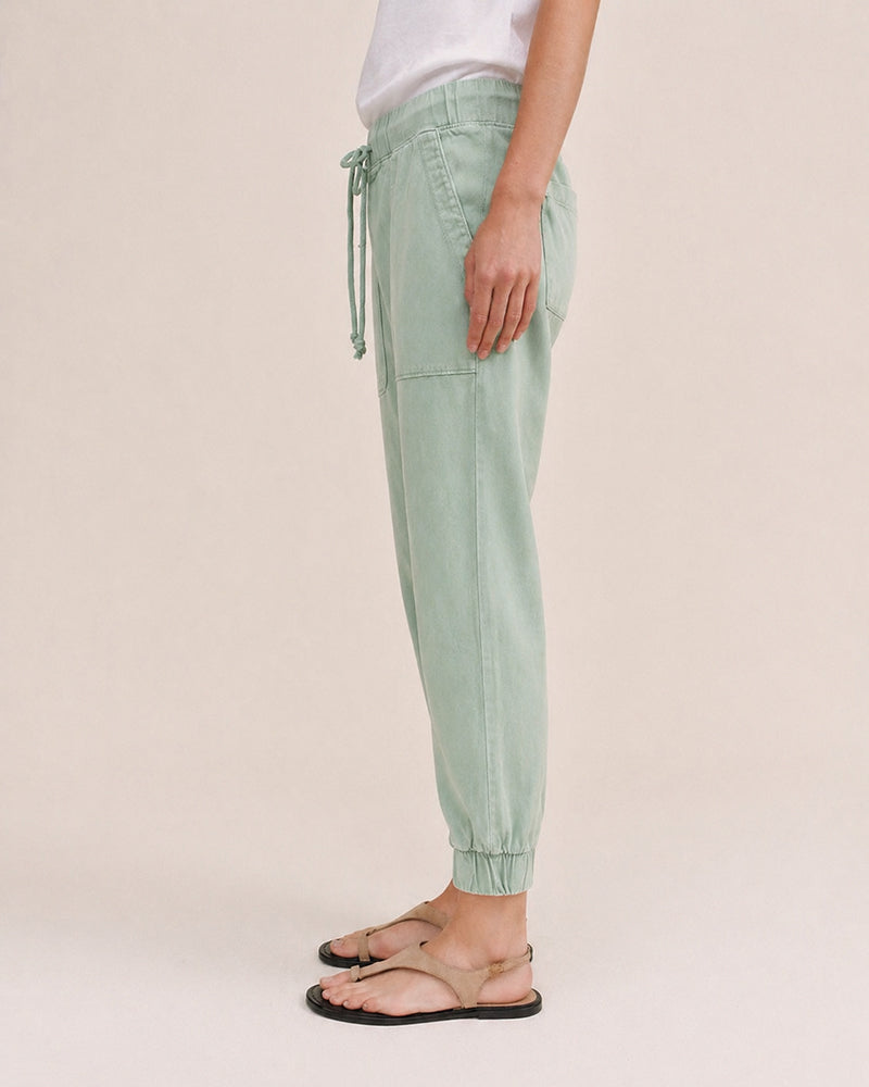 Bella Dahl Denim Hose Pocket Jogger Chelsea Olive Grove Model 3

