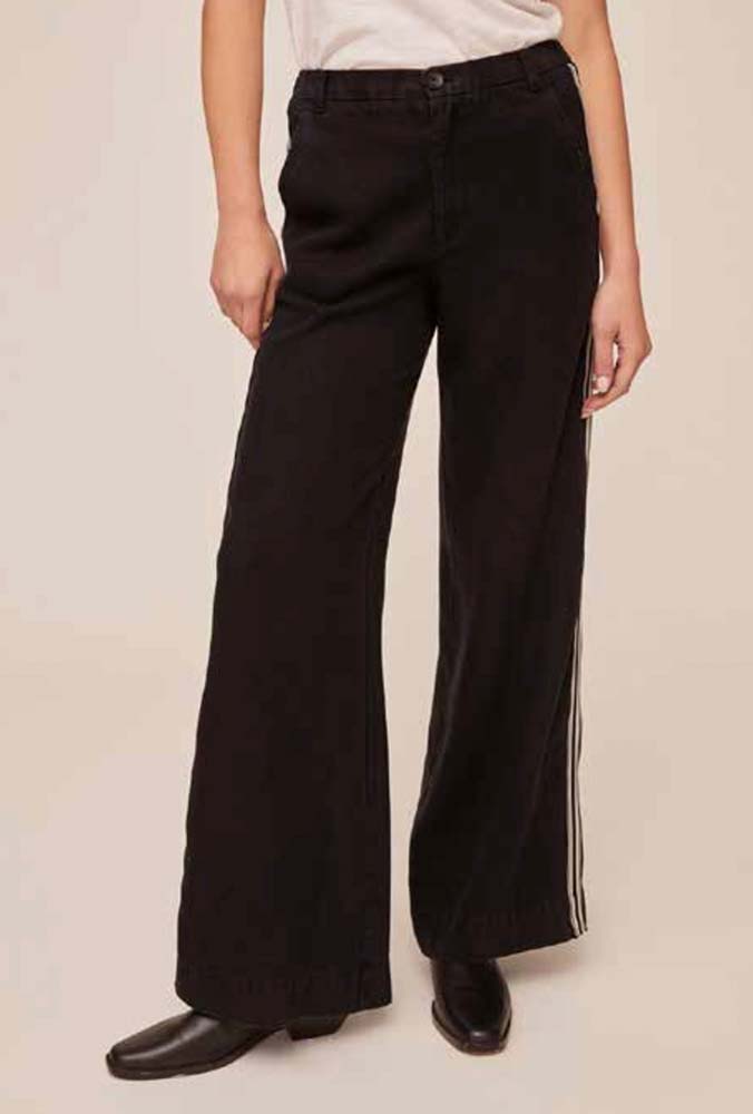 Bella Dahl Hose TENCEL™ Denim-Look Vintage Black Wash Wide-Leg Seitliche Kontraststreifen Ausgestelltes Bein Vorderansicht