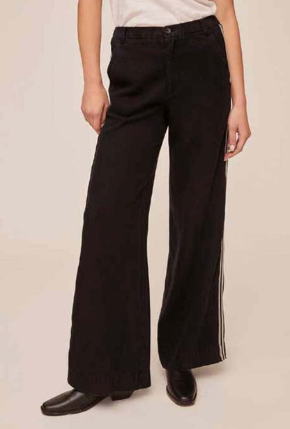 Bella Dahl Hose TENCEL™ Denim-Look Vintage Black Wash Wide-Leg Seitliche Kontraststreifen Ausgestelltes Bein Vorderansicht