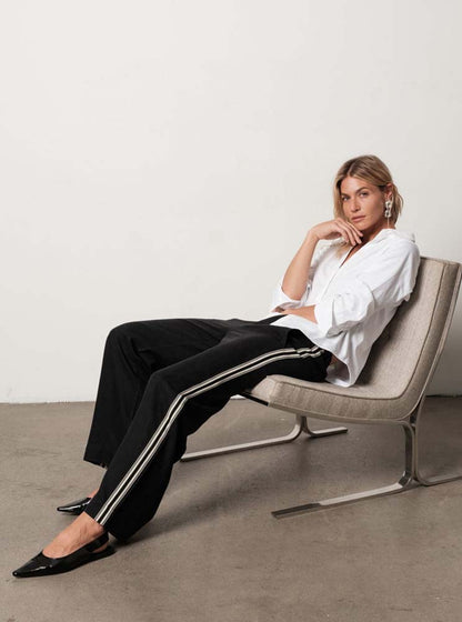 Bella Dahl Hose TENCEL™ Denim-Look Vintage Black Wash Wide-Leg Seitliche Kontraststreifen Elastischer Bund Model 2