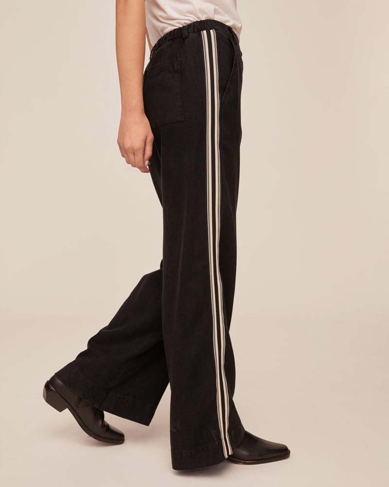 Bella Dahl Hose TENCEL™ Denim-Look Vintage Black Wash Wide-Leg Seitliche Kontraststreifen Ausgestelltes Bein Seitenansicht