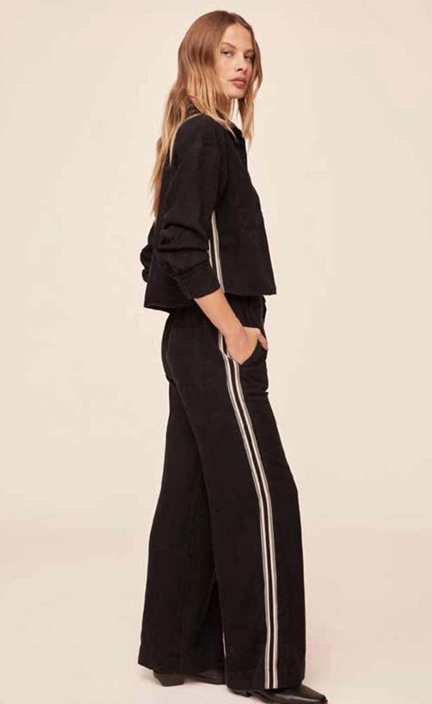 Bella Dahl Hose TENCEL™ Denim-Look Vintage Black Wash Wide-Leg Seitliche Kontraststreifen Ausgestelltes Bein Model Seitenansicht