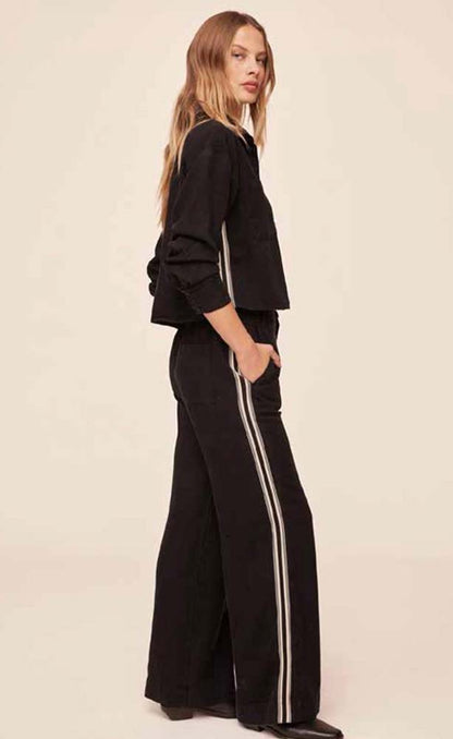 Bella Dahl Hose TENCEL™ Denim-Look Vintage Black Wash Wide-Leg Seitliche Kontraststreifen Ausgestelltes Bein Model Seitenansicht
