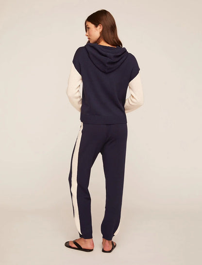 Bella Dahl Jogpants Contrast Stripe Midnight Frost Navy Kontrast-Seitenstreifen Baumwollmix Casual-Look Model Rückseite