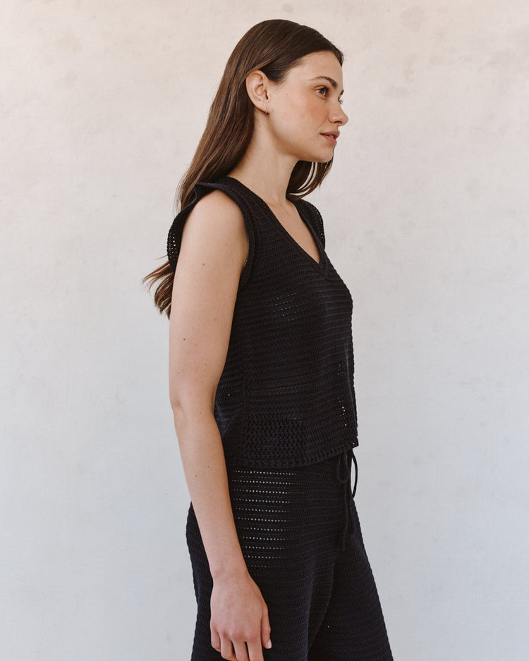 Bella Dahl Top V-Neck Häkeloptik Schwarz Boho Boxy-Fit Model 2