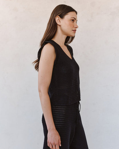 Bella Dahl Top V-Neck Häkeloptik Schwarz Boho Boxy-Fit Model 2