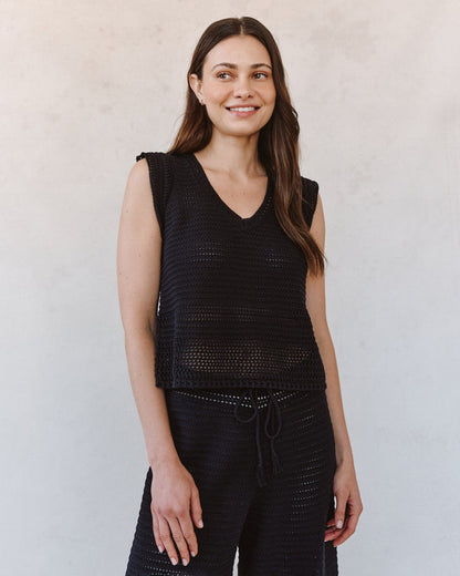 Bella Dahl Top V-Neck Häkeloptik Schwarz Boho Boxy-Fit Model