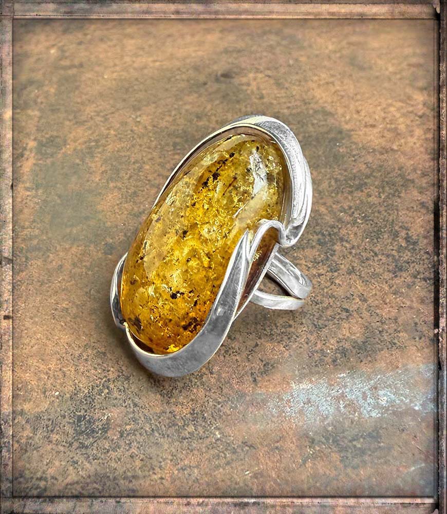Bernsteinring Unikat 925 Sterling Silber Oval Geschwungene Silberfassung Größenverstellbare Ringschiene Seitenansicht