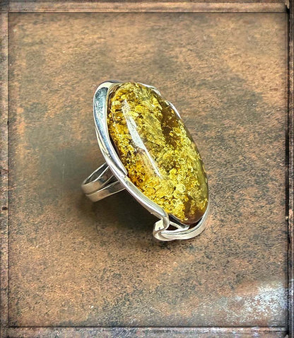 Bernsteinring Unikat Sterling Silber Oval Grün Gold Großer Bernstein Geschwungene Silberfassung Größenverstellbar Seitenansicht