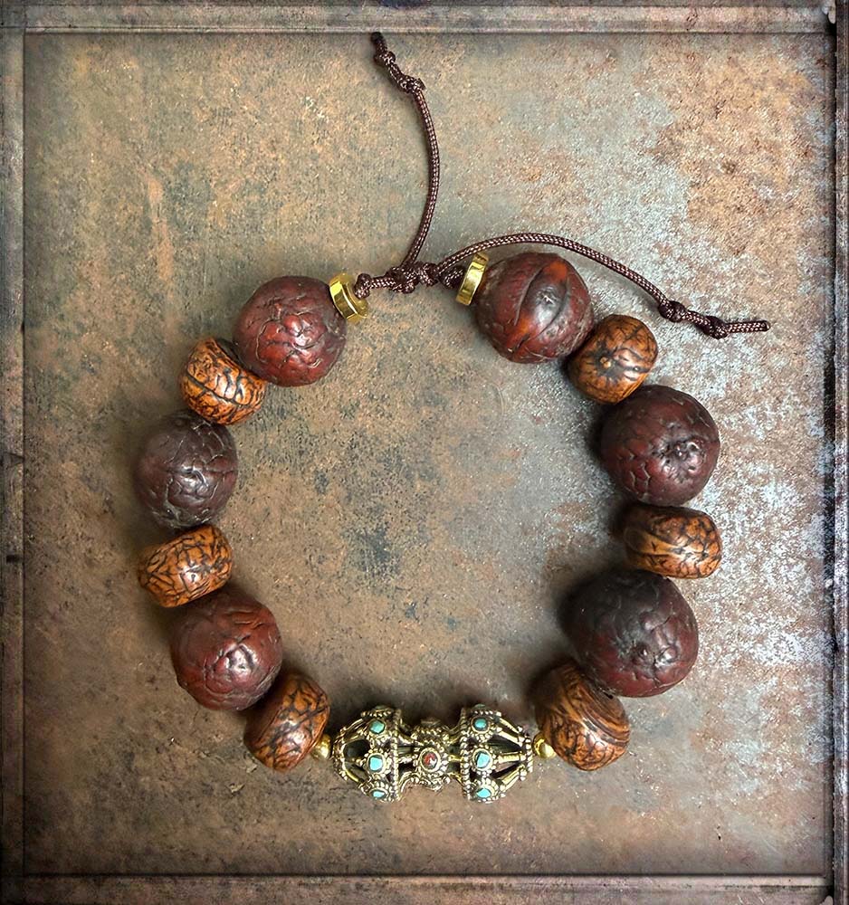 Boho-Armband Unikat Bodhi-Samenperlen Braun Antikgoldfarbenes Ethno-Zierelement Türkis Koralle Zugverschluss