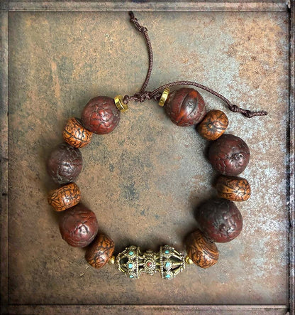 Boho-Armband Unikat Bodhi-Samenperlen Braun Antikgoldfarbenes Ethno-Zierelement Türkis Koralle Zugverschluss