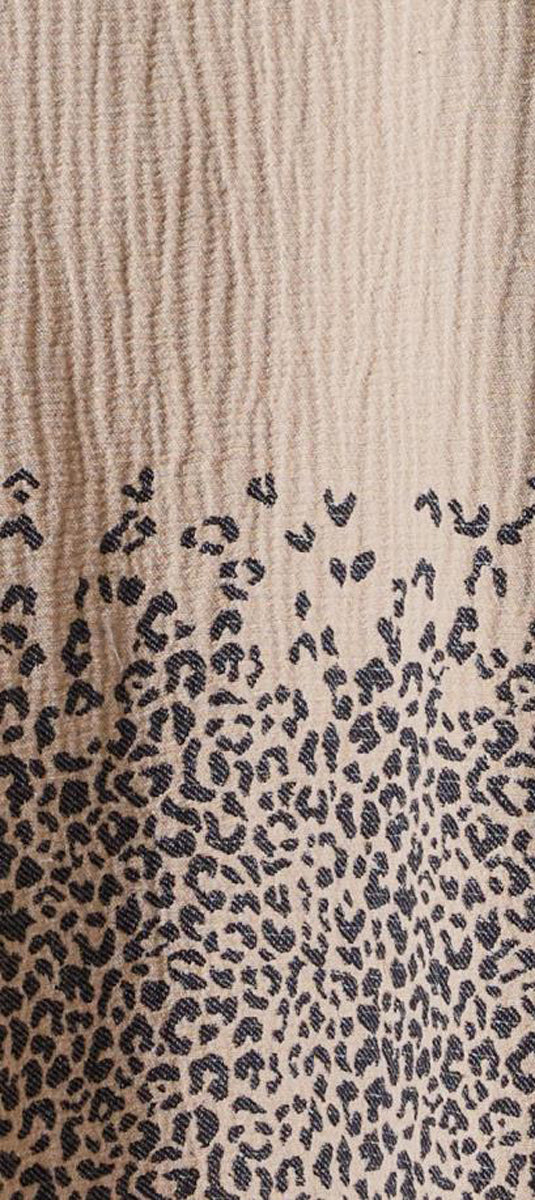 Boho Fransen-Cape Naturfarben Leo-Mix Leoparden-Print Häkel-Saum Ärmellos Herz-Knopfverschluss De'Hart Detail