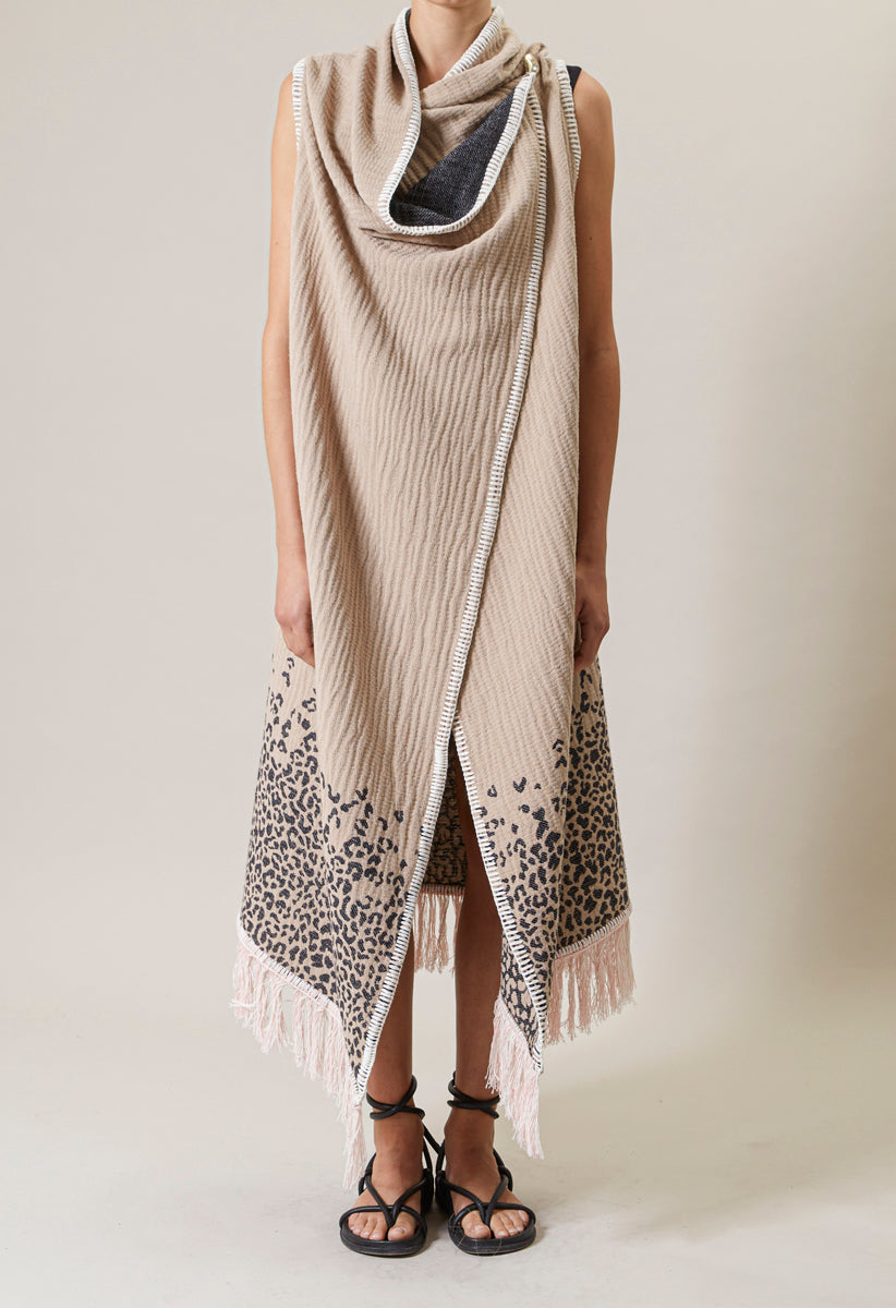 Boho Fransen-Cape Naturfarben Leo-Mix Leoparden-Print Häkel-Saum Ärmellos Herz-Knopfverschluss De'Hart Vorderseite