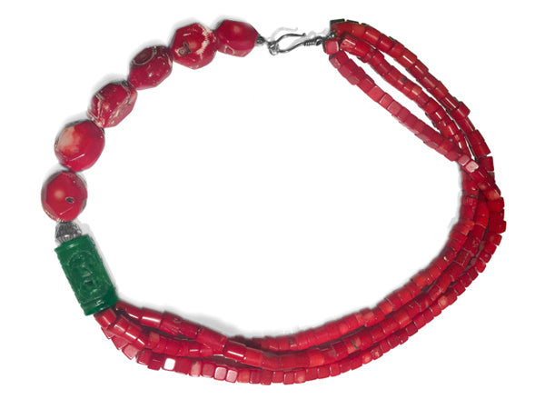Boho-Kette Bambuskoralle Rot Geschnitzte Grüne Jade 3-reihig Silberverschluss 60 cm Lang