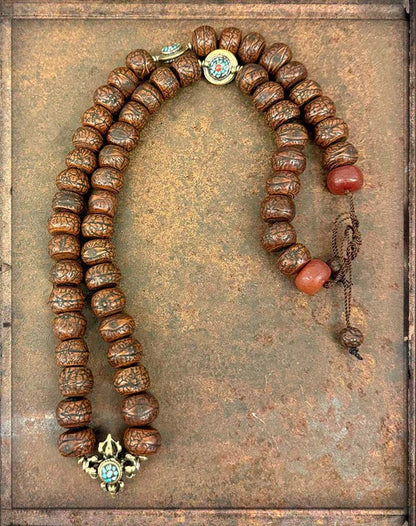 Boho-Kette Unikat Bodhi-Samenperlen Antikgoldfarbene Ethno-Zierelemente Kreuzanhänger Türkis Koralle Carneol