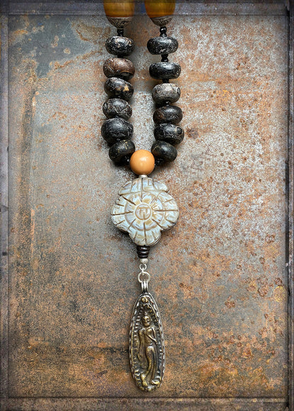 Ethno Boho Kette Harzperlen 120 cm Lang Buddha-Blumen-Anhänger Unikat