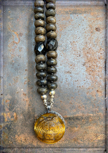 Kette Boho Harzperlen Onyx 110 cm Lang Löwenkopf-Anhänger Tigerauge Unikat Schmuck Reichenberger
