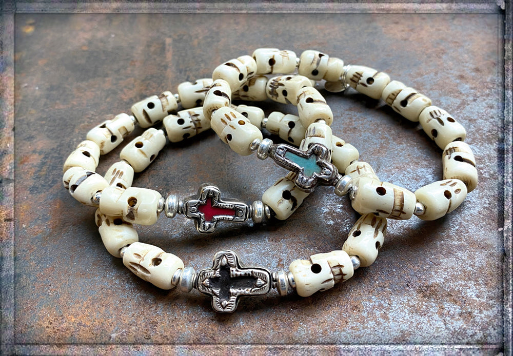 Ethno Armbänder Bone-Perlen Skull-Motive Kreuz Howlith 925 Sterling Silber Dehnbar Unisex Unikat