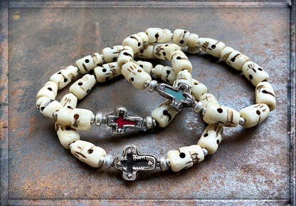 Ethno Armbänder Bone-Perlen Skull-Motive Kreuz Howlith 925 Sterling Silber Dehnbar Unisex Unikat