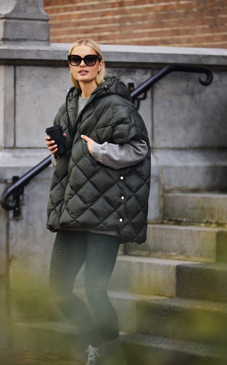 Deblon Sports Oversize Cape Kapuze Catrice Croco Oliv Model 2