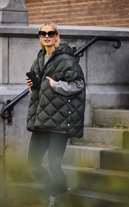 Deblon Sports Oversize Cape Kapuze Catrice Croco Oliv Model 2