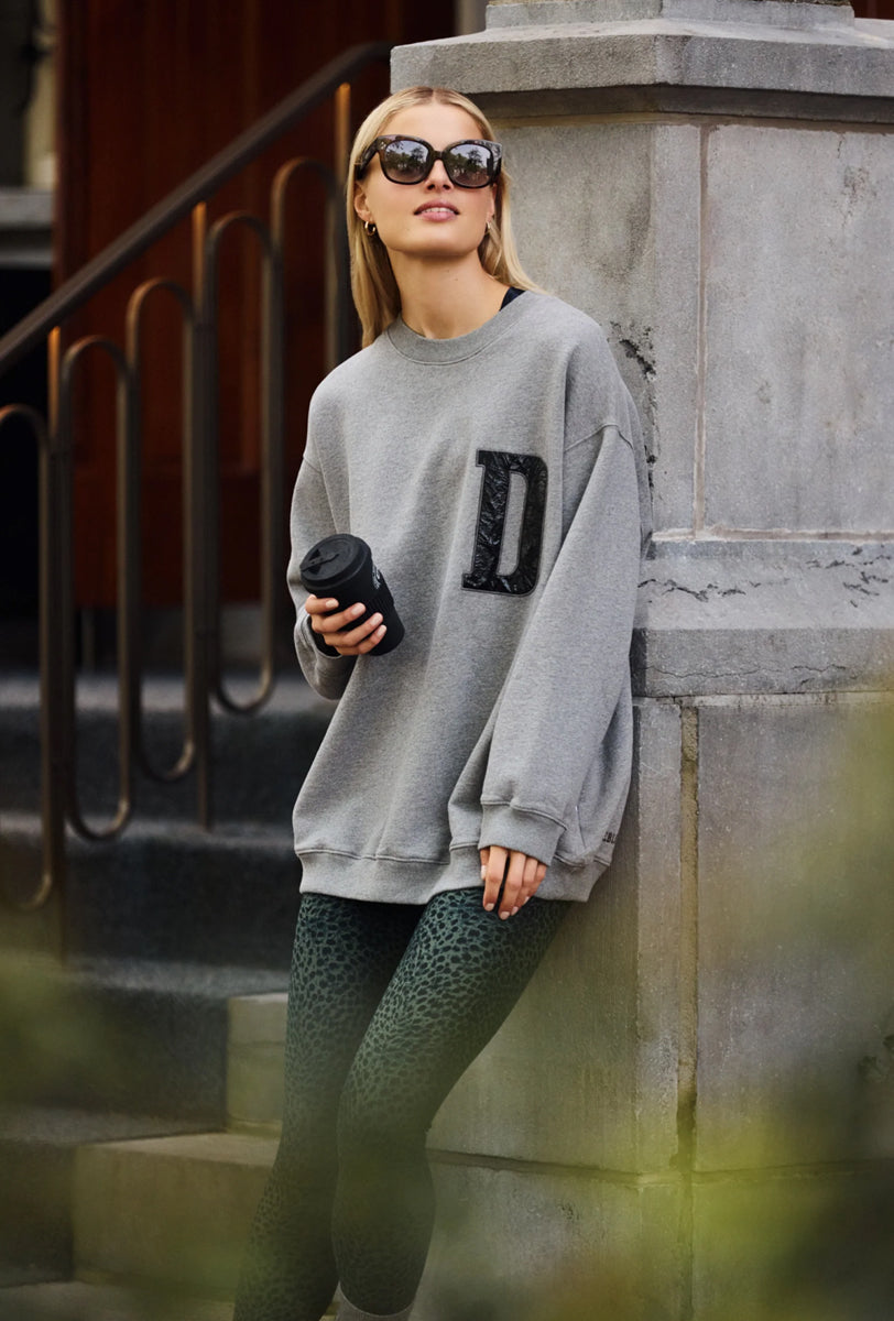 Deblon Sports Sweatshirt Oversize Grau D-Patch Schwarz Baumwolle French Terry Unisex Model