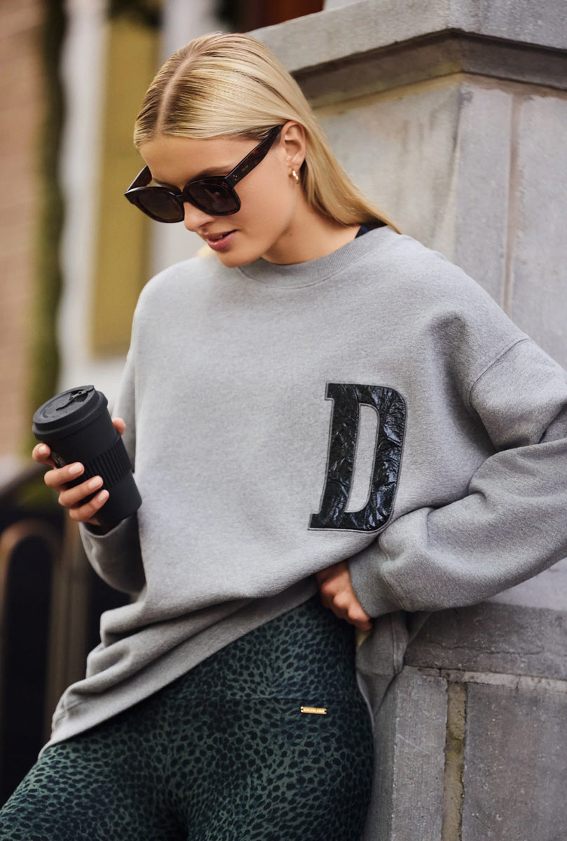 Deblon Sports Sweatshirt Grau D-Patch Schwarz Baumwolle French Terry Unisex Model