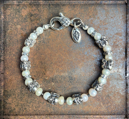 Elfcraft Armband Triple Skulls Totenköpfe Weiße Süßwasserperlen 8 mm Breit 925 Sterling Silber Massiv