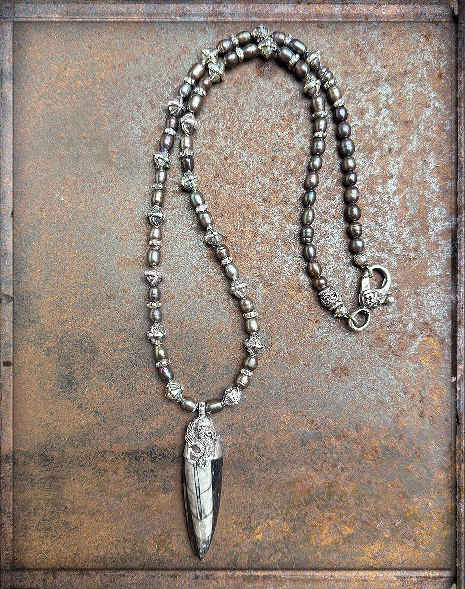 Elfcraft Kette Graue Perlen 92S Sterling Silber Orthoceras Fossil Anhänger Drachenfassung