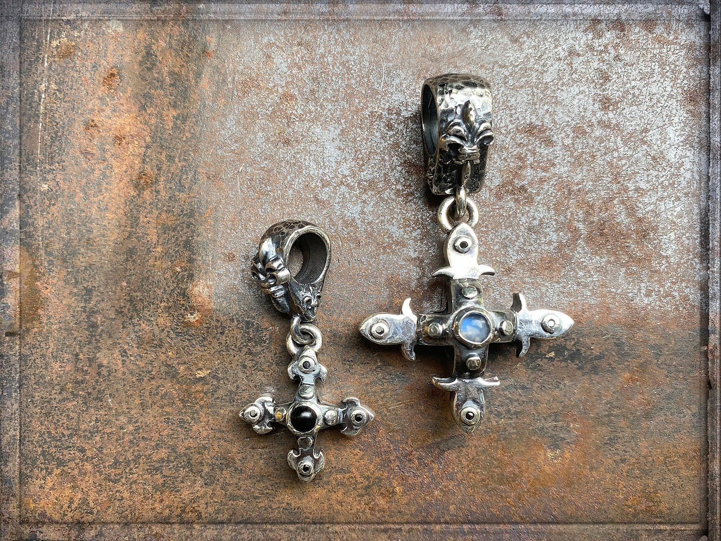 Elfcraft Kreuz Anhänger Gleichschenkeliges Kreuz Onyx Mondstein Cabochon Lilien-Öse 925 Sterling Silber Massiv Unisex