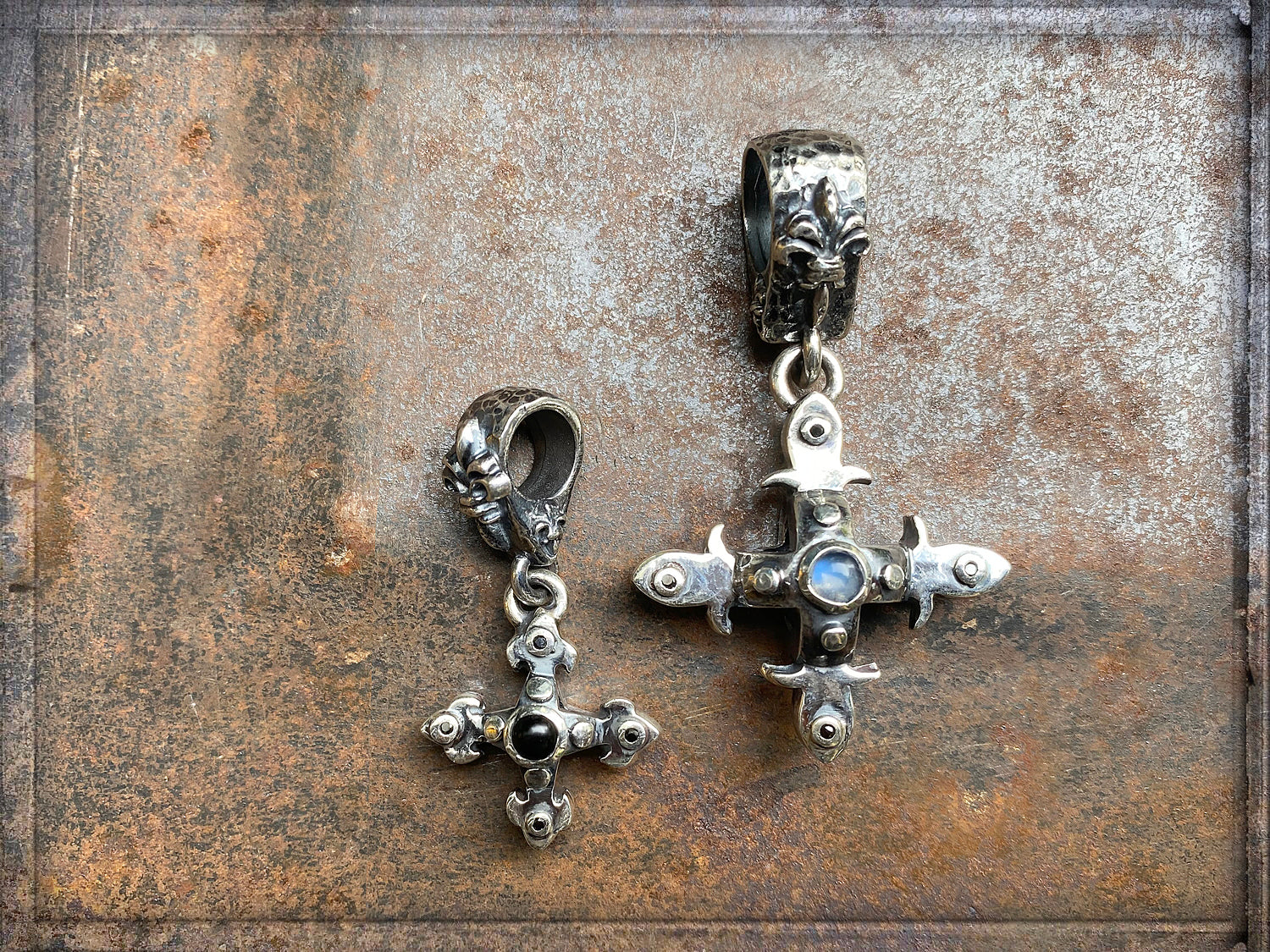 Elfcraft Kreuz Anhänger Gleichschenkeliges Kreuz Onyx Mondstein Cabochon Lilien-Öse 925 Sterling Silber Massiv Unisex
