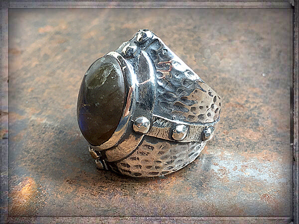 Elfcraft Statement Ring Labradorit Cabochon Gehämmerte Ringschiene 925 Sterling Silber Massiv Seitlich