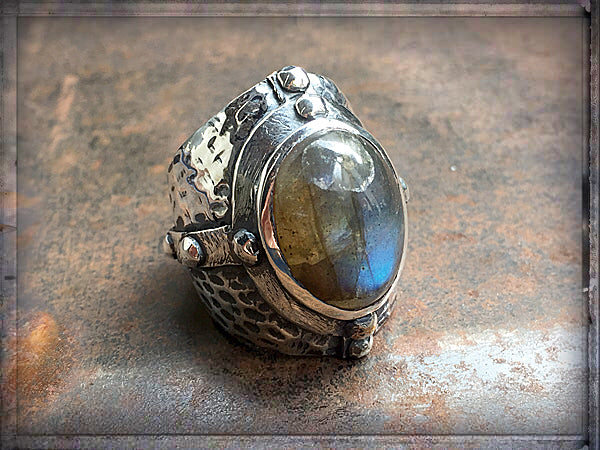 Elfcraft Statement Ring Labradorit Cabochon Gehämmerte Ringschiene 925 Sterling Silber Massiv